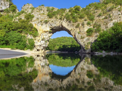 À côté de Vallon-Pont-d’Arc et des plus beaux villages du sud Ardèche