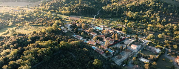 Domaine, Prise de vue aérienne - village de gîtes en Sud Ardèche