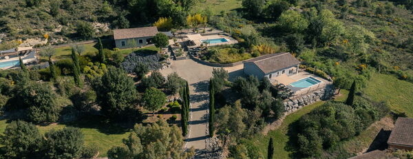 Location de gîtes dans un domaine en Ardèche, Prise de vue aérienne